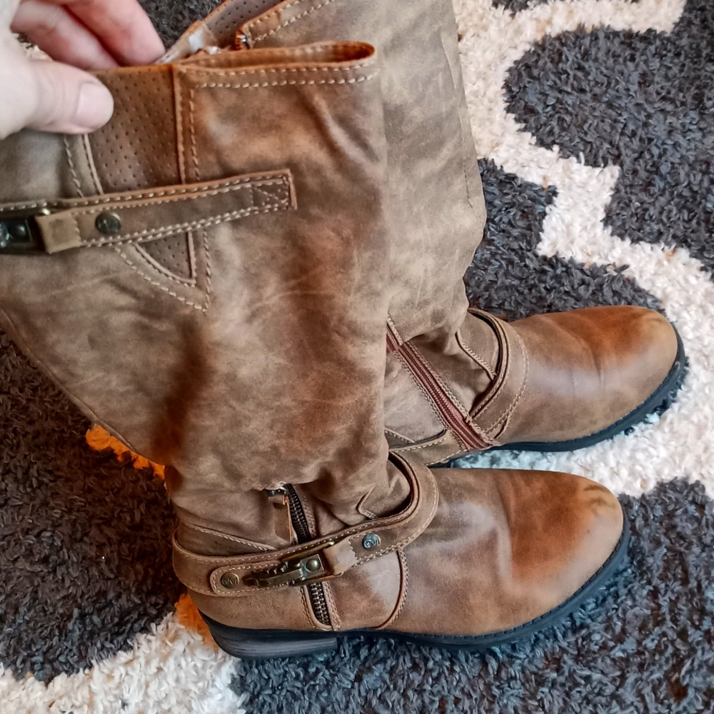 Women's Chelsea Moreland boots